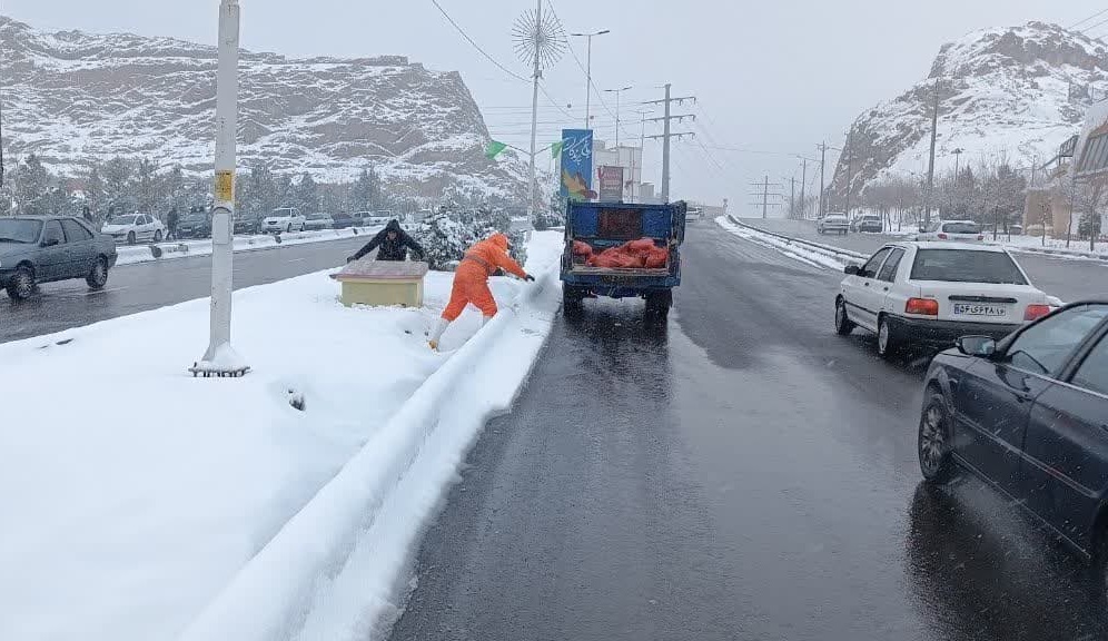 فعالیت شبانه‌روزی 220 نفر نیروی خدمات شهری منطقه 4 قم همزمان با بارش برف/توزیع 1500 کیسه‌شن و نمک بین شهروندان